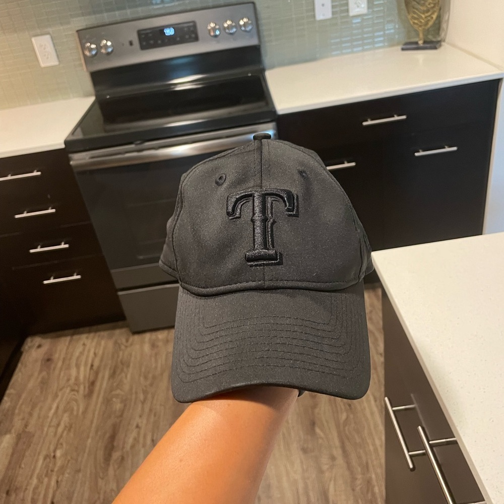 Women’s Texas Rangers baseball hat black